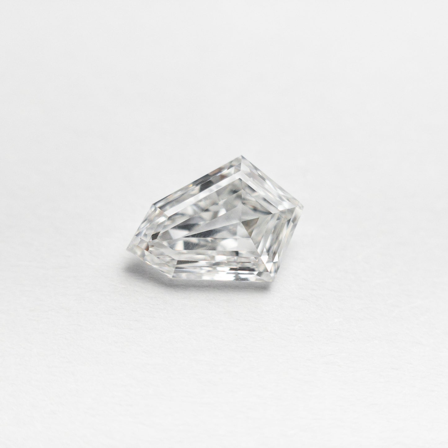 0.79ct 7.96x5.67x2.65mm VS2 F カイト ステップ カット 19649-02