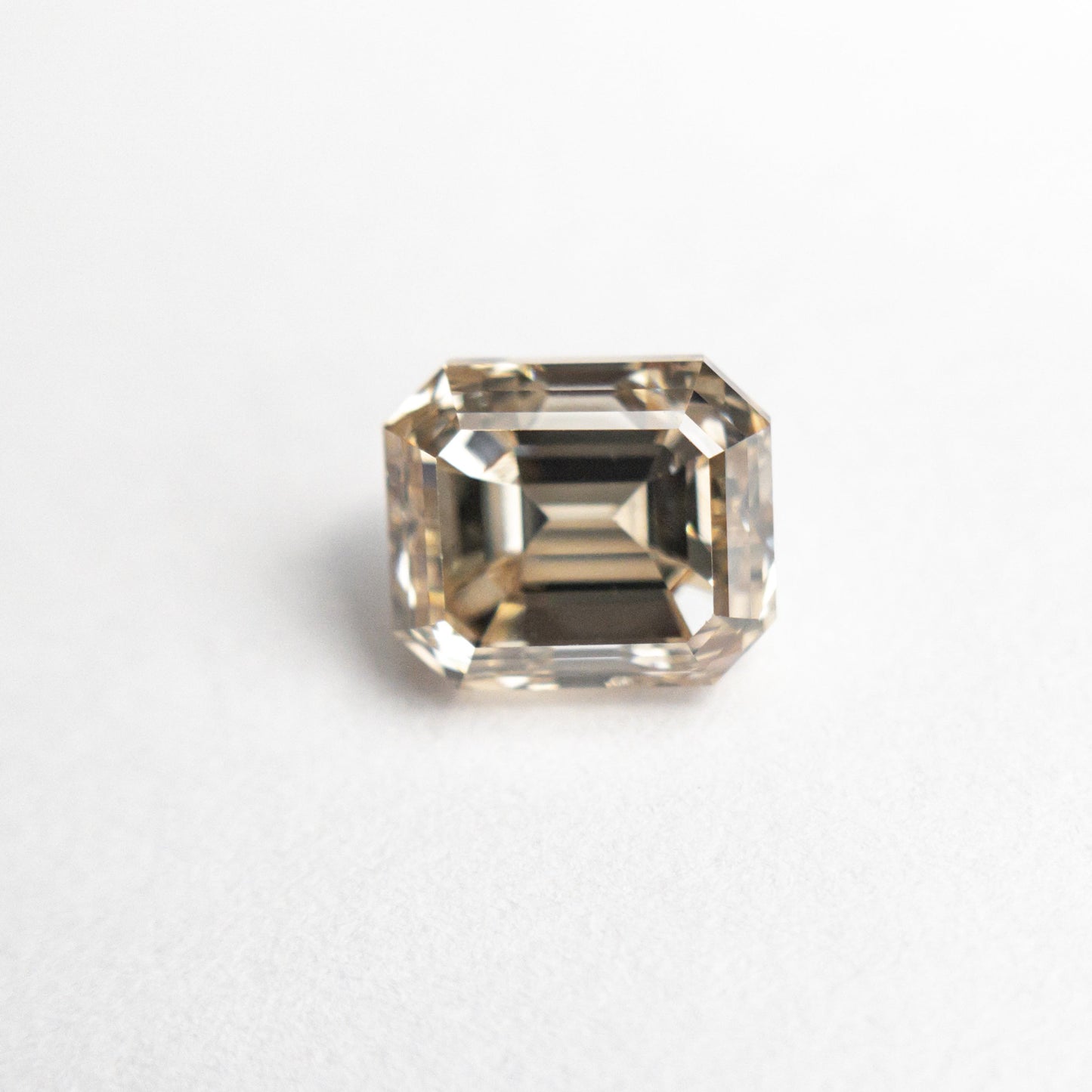 1.30ct 6.08x5.23x4.38mm SI1 C3 カット コーナー レクタングル ステップカット 19903-04