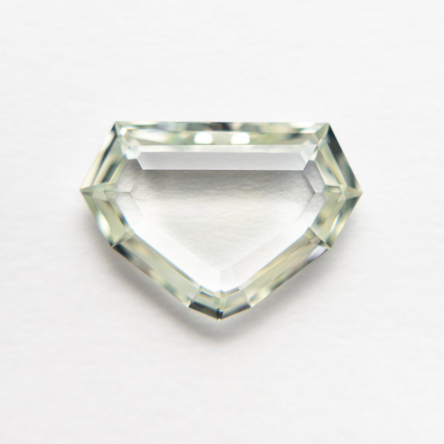 2.79ct 8.18x11.65x3.00mm シールド ポートレート カット サファイア 19968-01