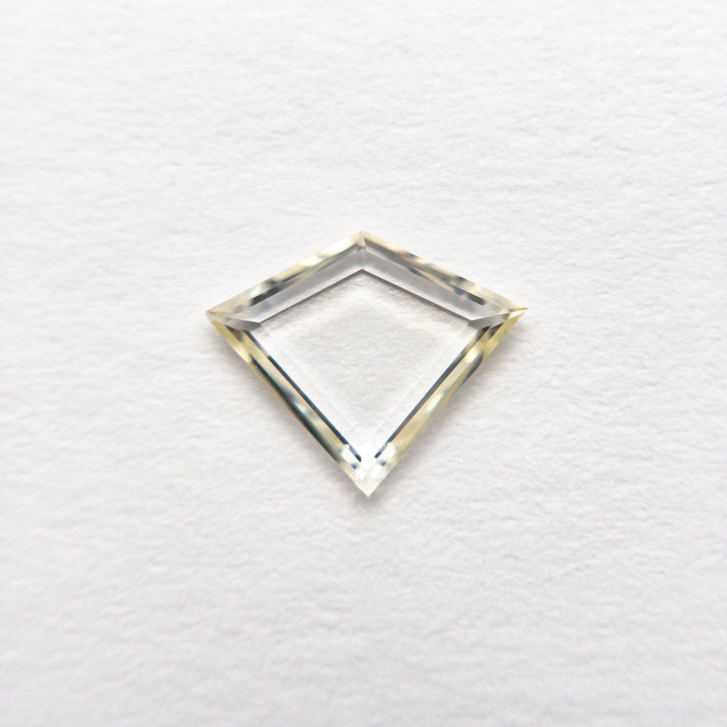 0.51ct 6.71x8.14x1.22mm カイト ポートレート カット サファイア 20781-01