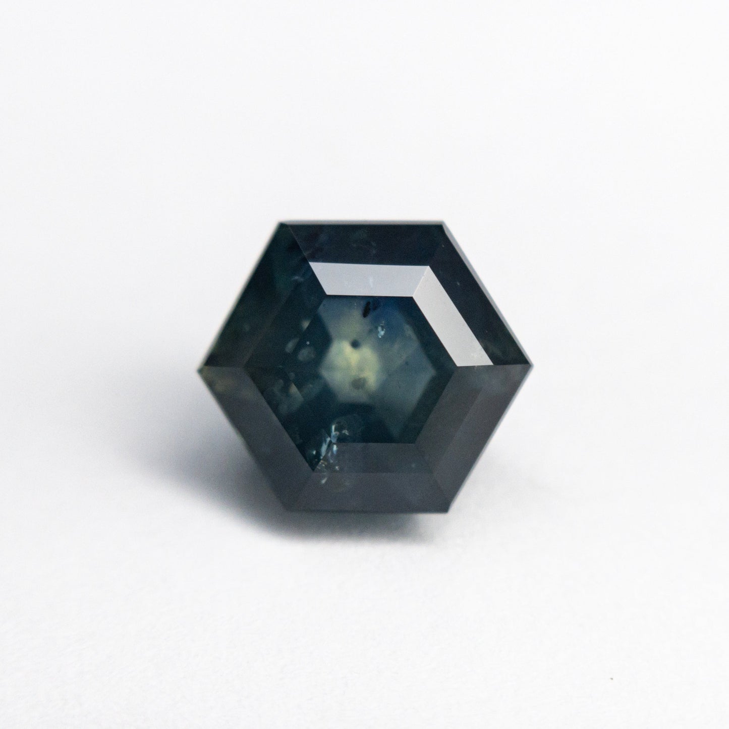 3.05ct 8.60x7.33x5.68mm ヘキサゴン ステップ カット サファイア 20983-01