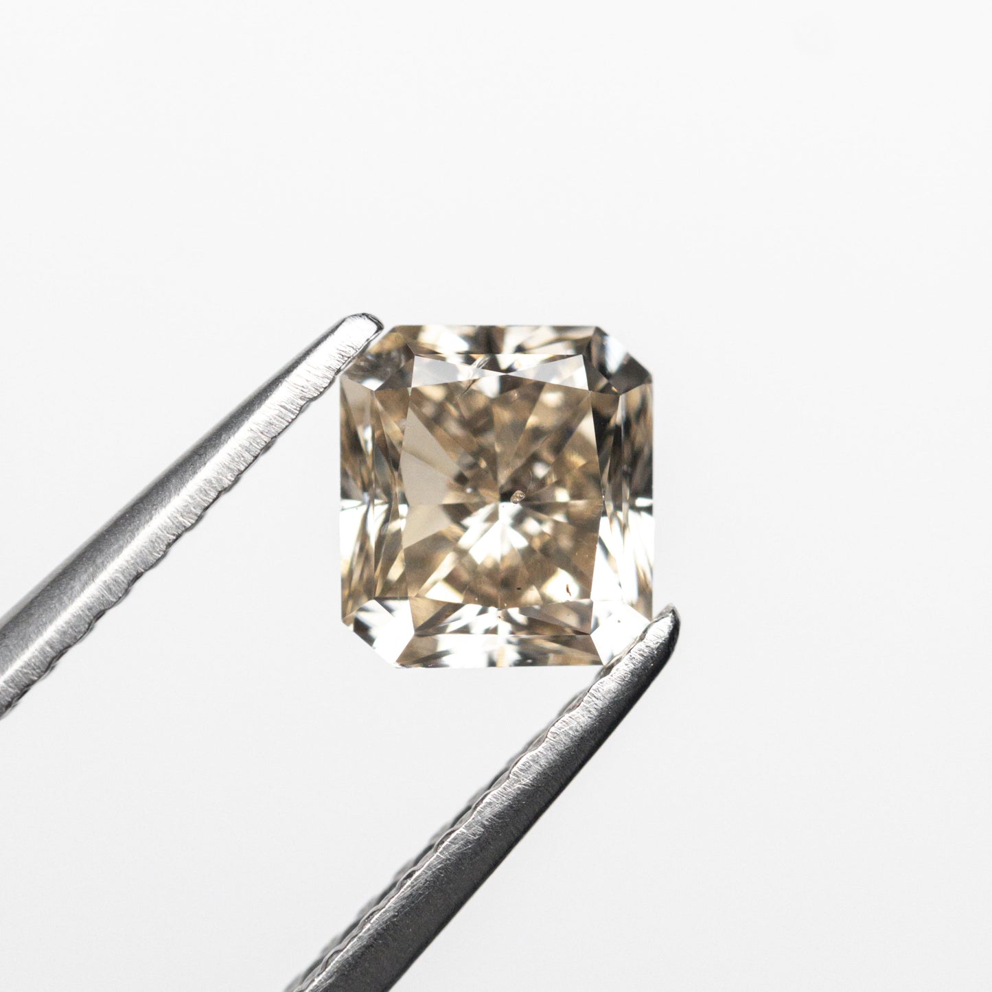 1.06ct 5.60x5.14x4.00mm SI2 C2 カットコーナー レクタングル ブリリアント 21971-02