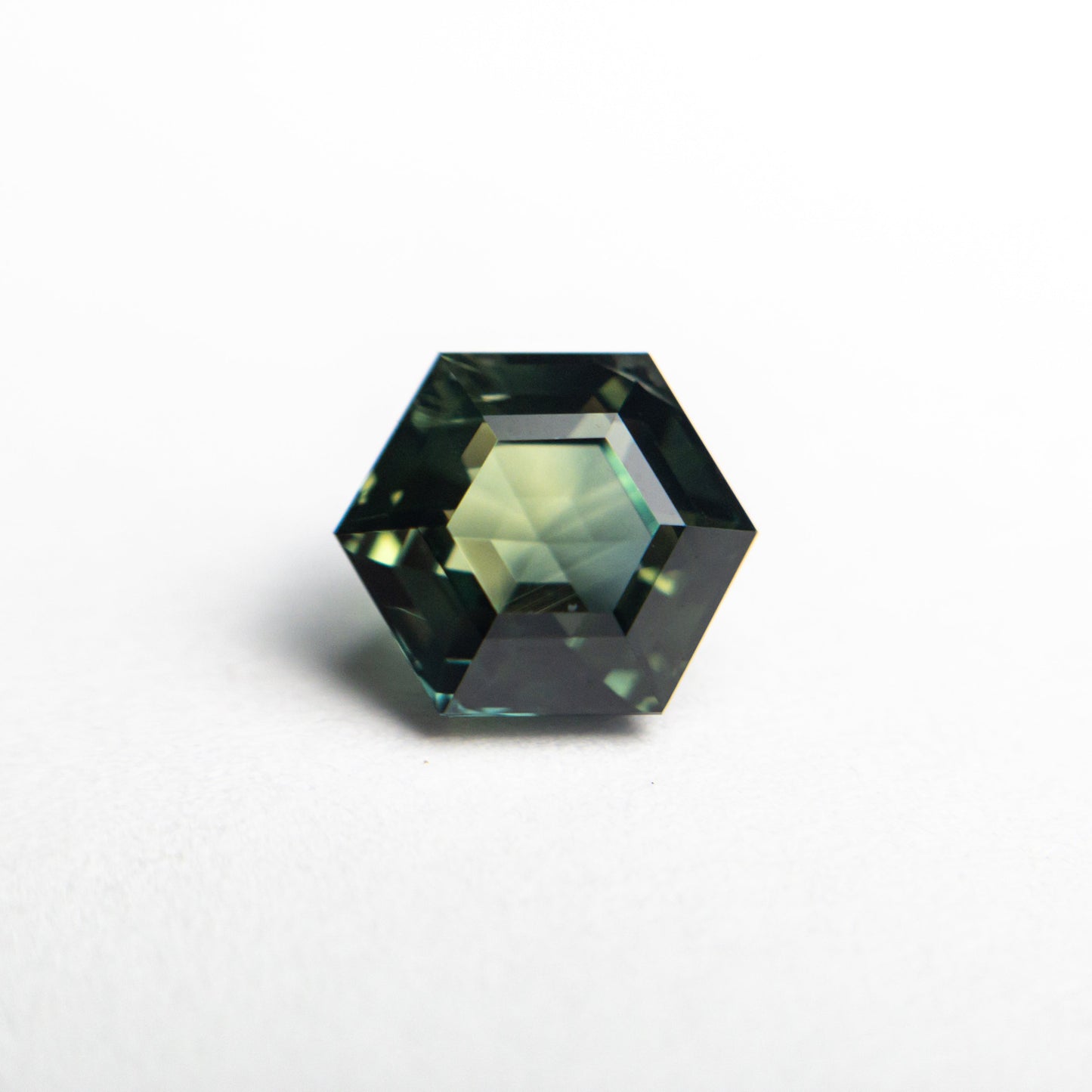 1.77ct 7.38x6.41x4.45mm ヘキサゴン ステップ カット サファイア 22761-05