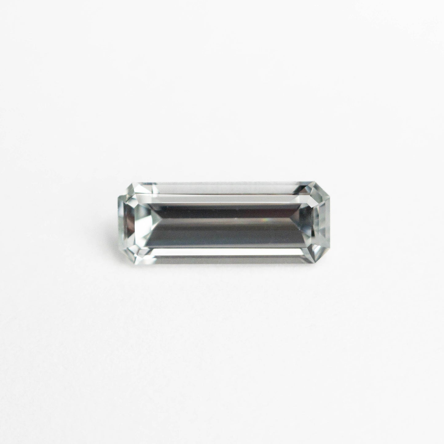 0.56ct 7.38x2.80x2.12mm カット コーナー レクタングル ステップ カット サファイア 23161-01