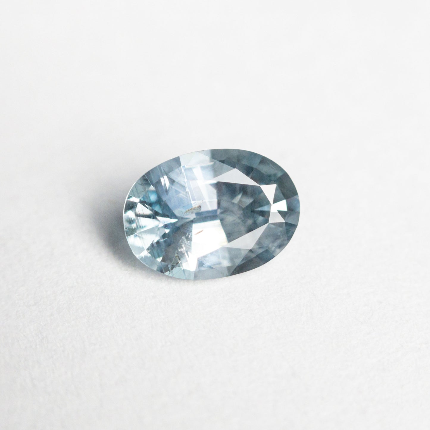 0.84ct 6.95x5.00x3.00mm オーバル ブリリアント サファイア 23447-28