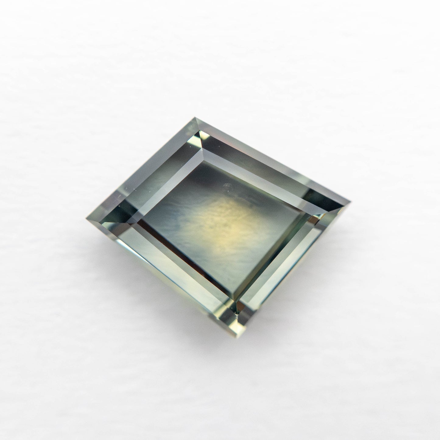 1.78ct 6.79x6.31x3.33mm 幾何学的なポートレート カット サファイア 23474-42