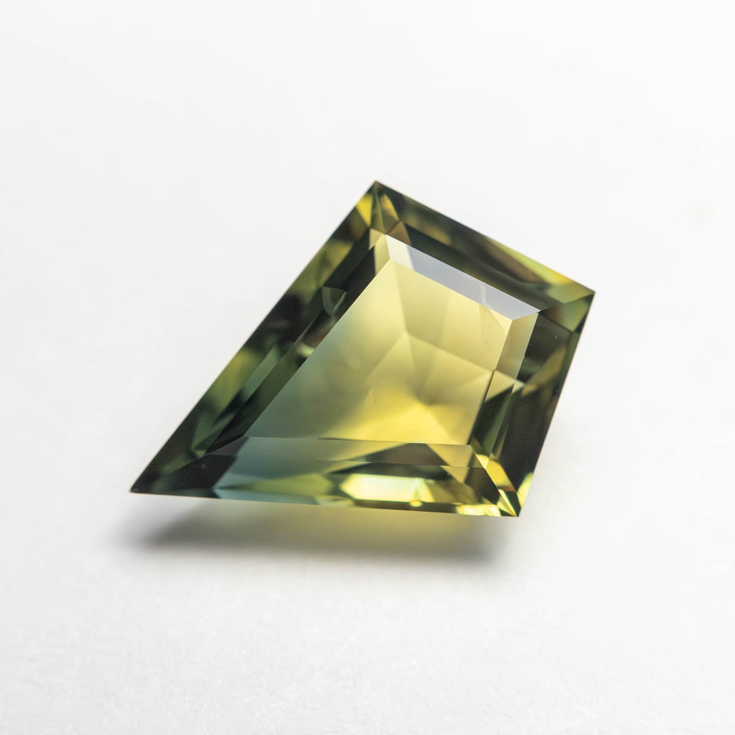 1.95カラット 11.07x8.04x3.95mm カイトステップカットサファイア 23490-01