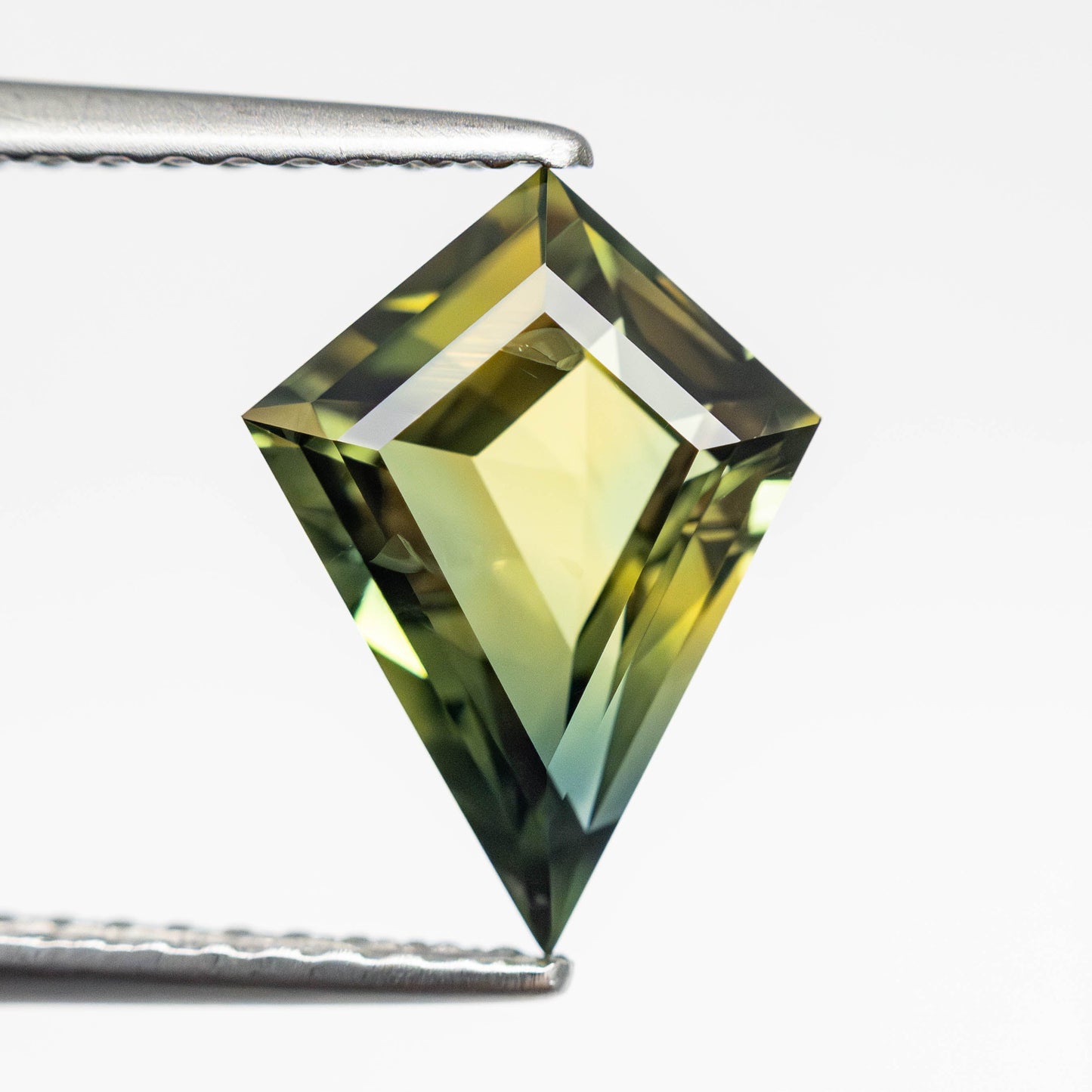1.95カラット 11.07x8.04x3.95mm カイトステップカットサファイア 23490-01