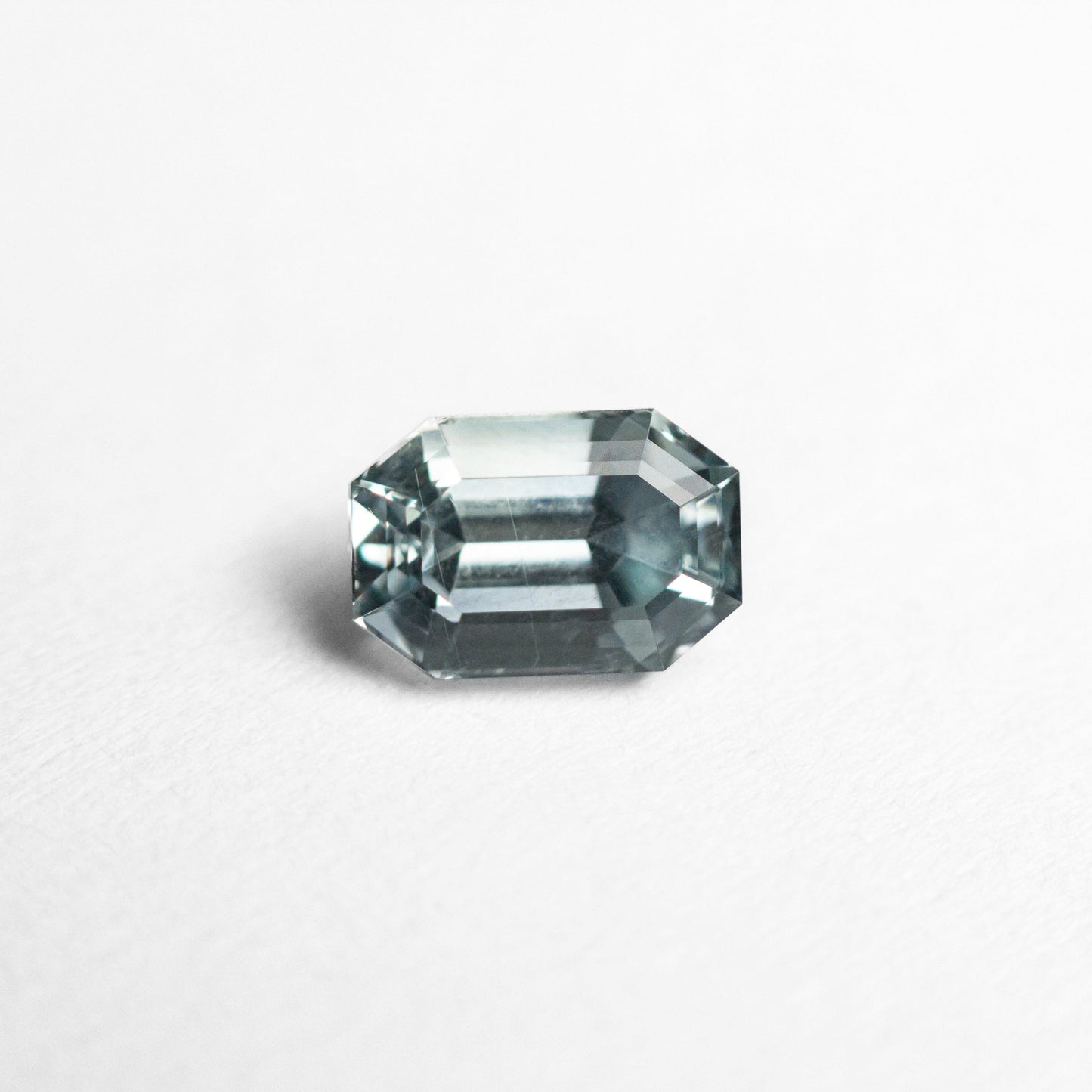 0.79ct 5.83x3.93x3.53mm カット コーナー レクタングル ステップ カット サファイア 23705-04