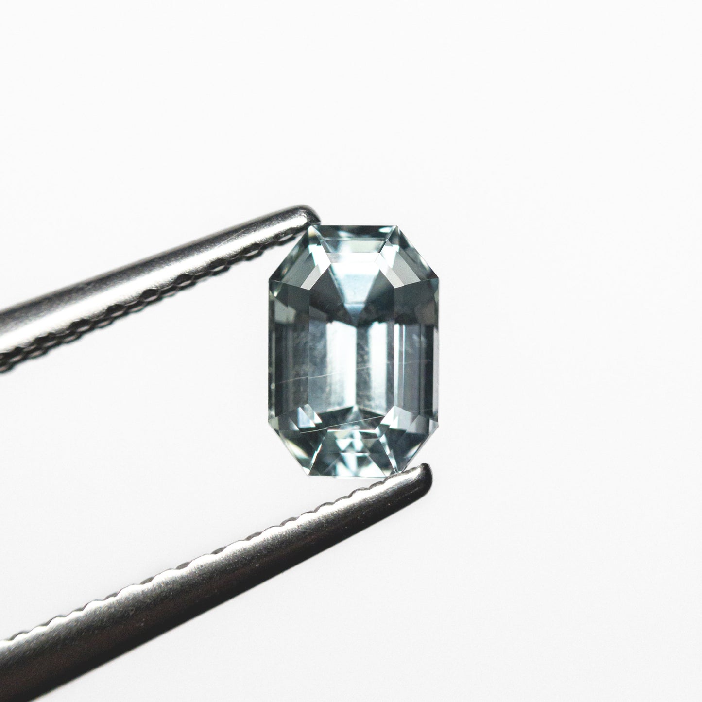 0.79ct 5.83x3.93x3.53mm カット コーナー レクタングル ステップ カット サファイア 23705-04