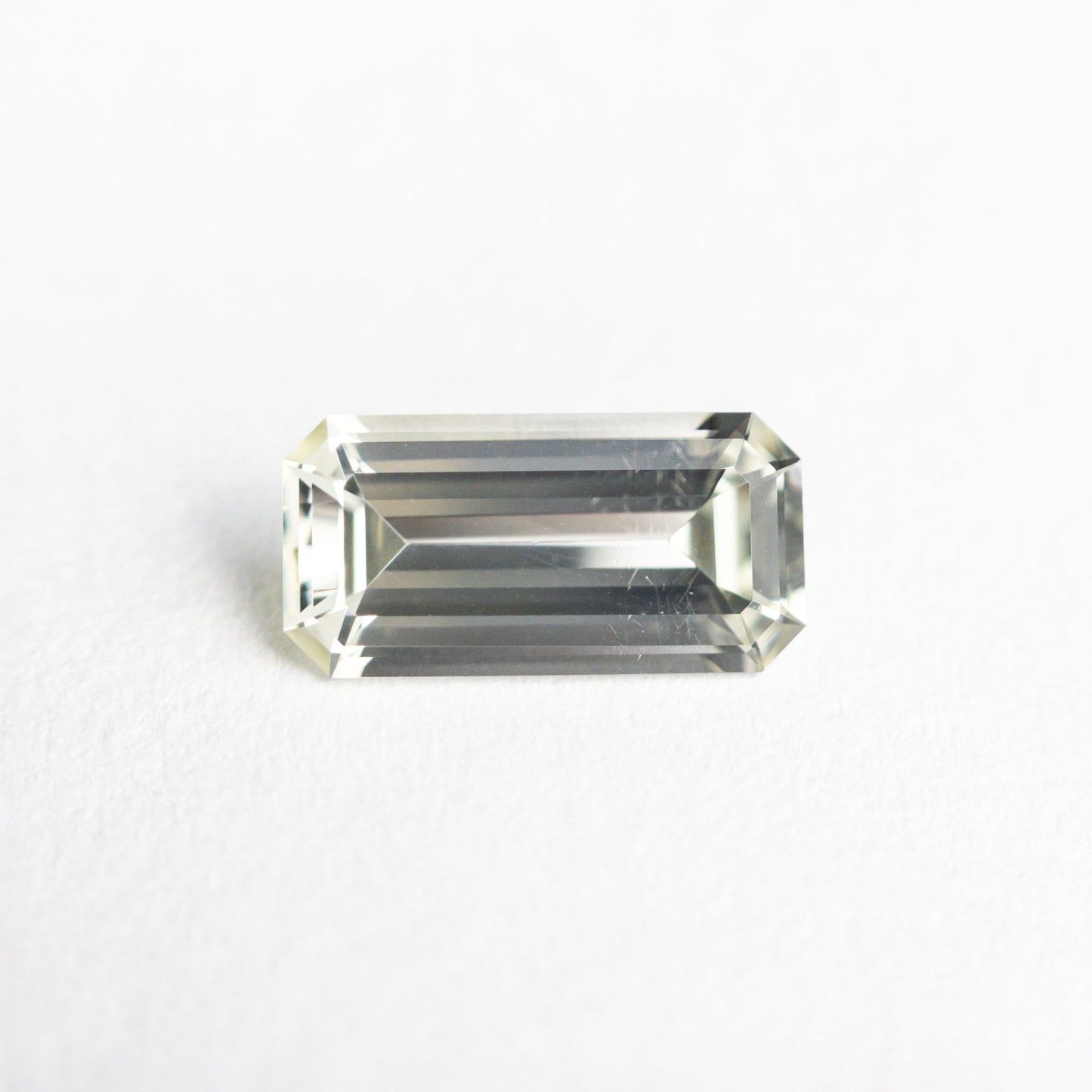 0.85ct 7.97x3.98x2.54mm カット コーナー レクタングル ステップ カット サファイア 23773-02