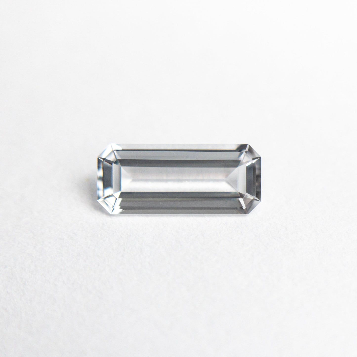 0.54ct 7.90x3.39x2.03mm カット コーナー レクタングル ステップ カット サファイア 23778-01