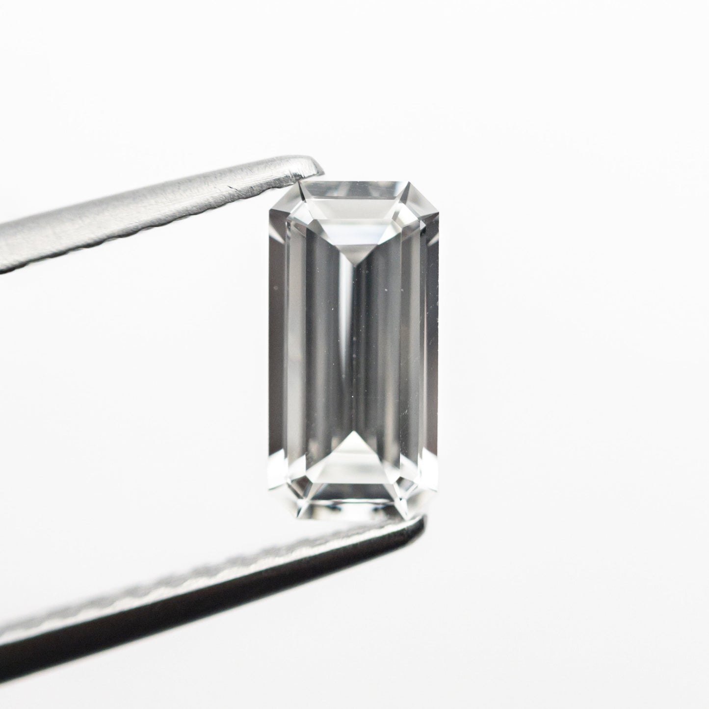 0.85ct 7.98x3.99x2.48mm カットコーナー レクタングル ステップカット サファイア 23773-01