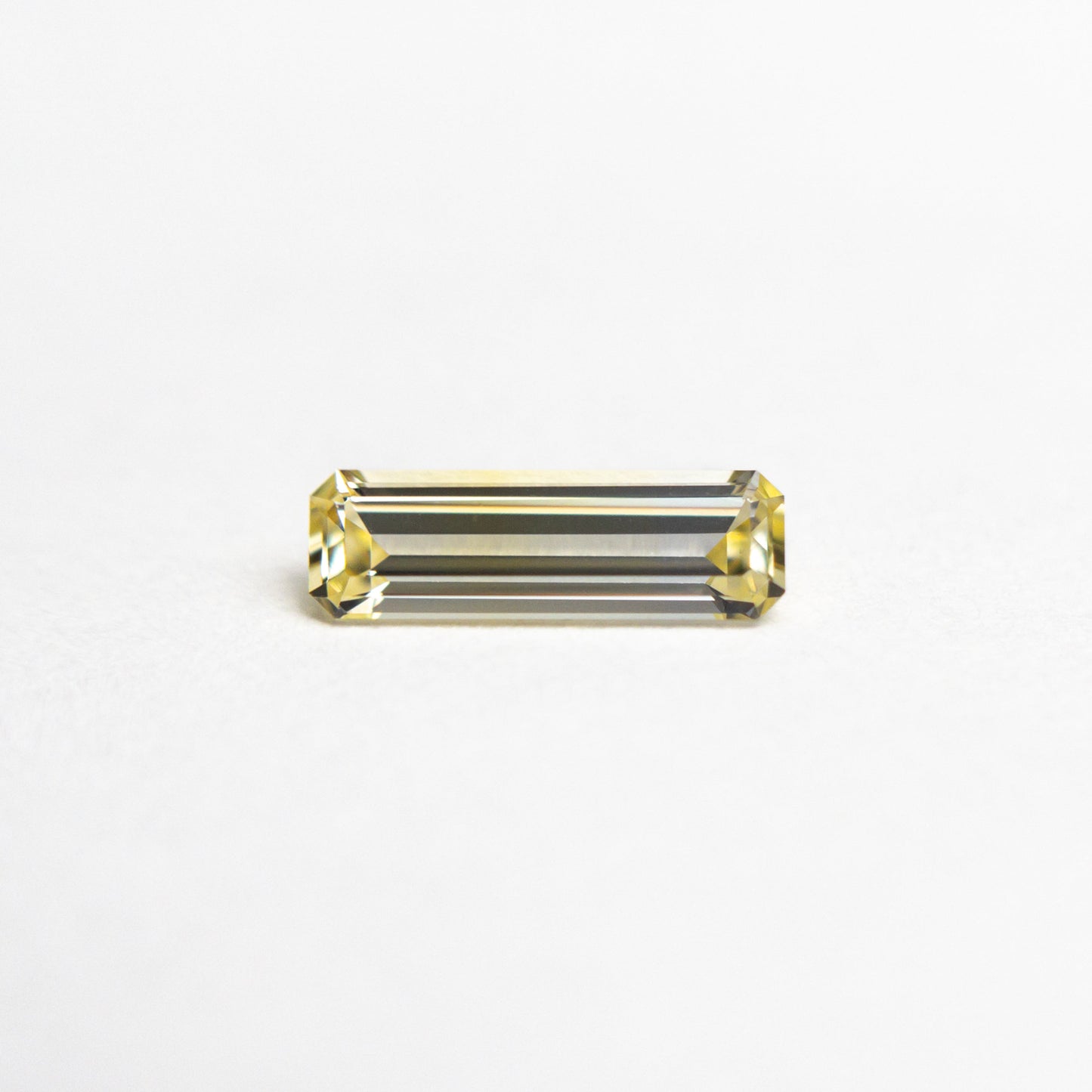 0.36ct 7.52x2.39x1.75mm カット コーナー レクタングル ステップ カット サファイア 23779-10