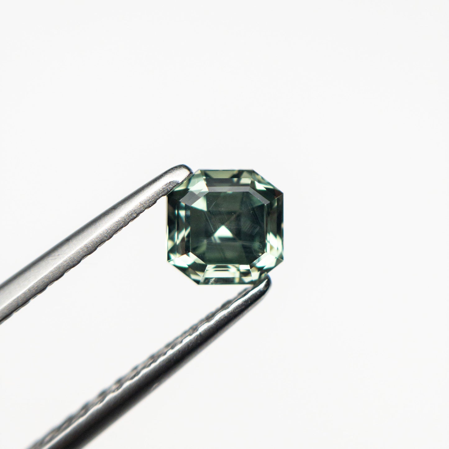 0.88ct 4.98x4.89x3.93mm カットコーナー スクエアステップカット サファイア 23903-10