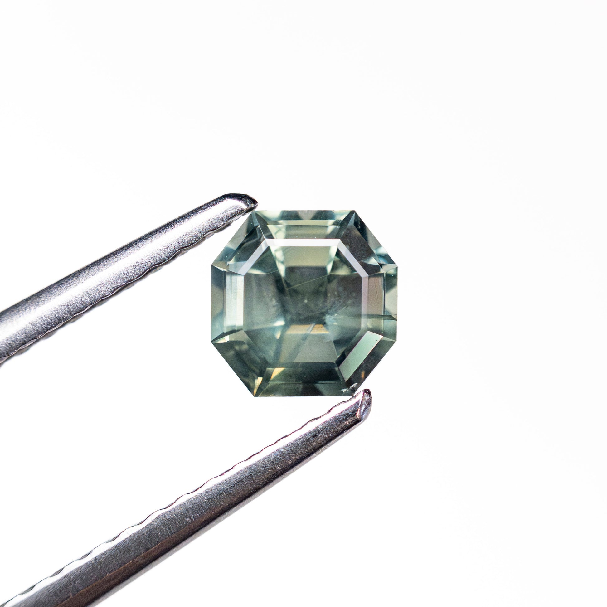 0.81ct 5.39x4.99x3.96mm カットコーナースクエアステップカットサファイア 23903-15