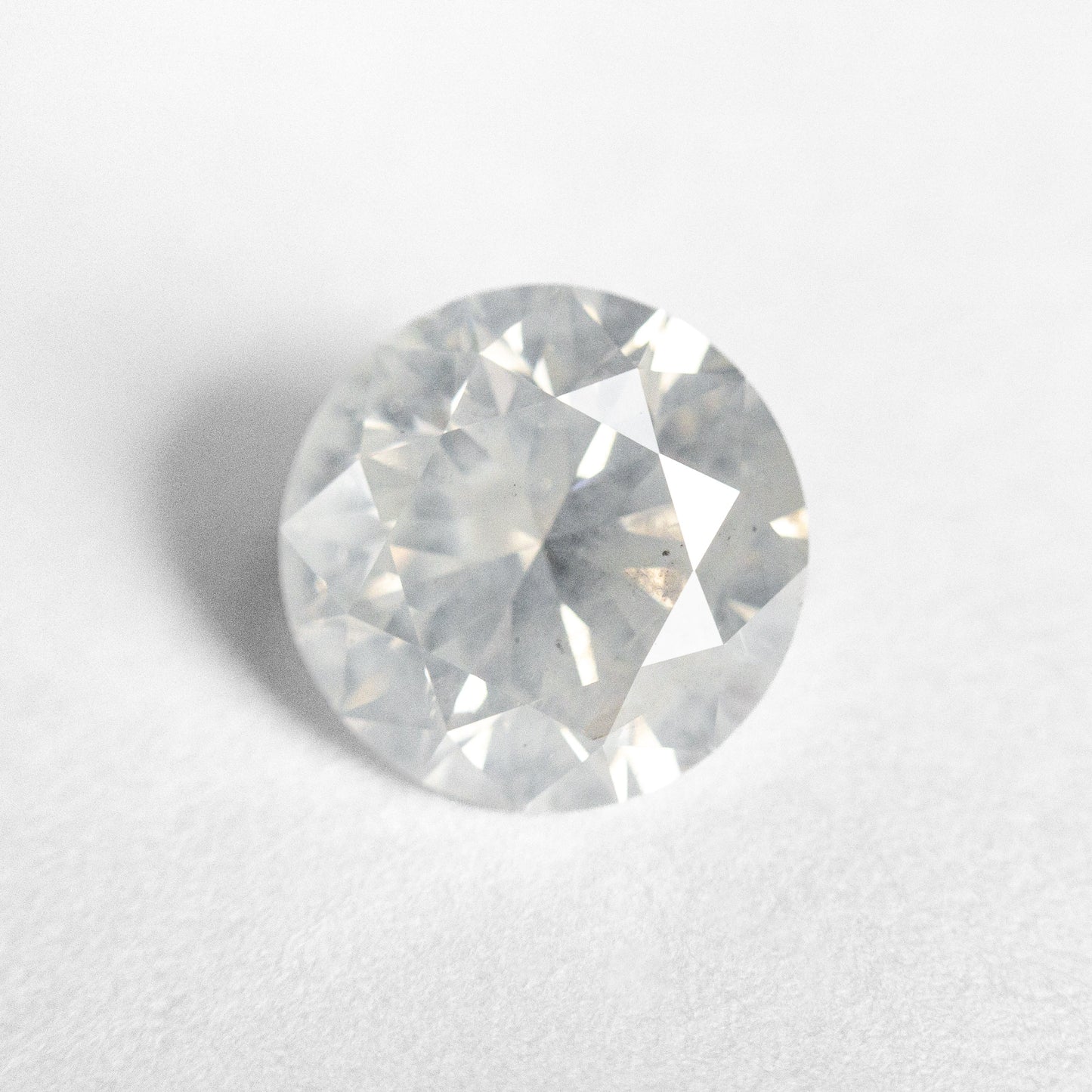 2.02ct 8.06x8.04x4.98mm ファンシー ホワイト ラウンド ブリリアント 24079-01