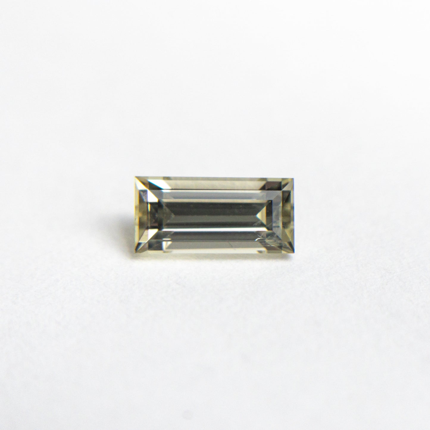 0.75ct 6.71x3.28x2.97mm バゲットステップカットサファイア 24172-01