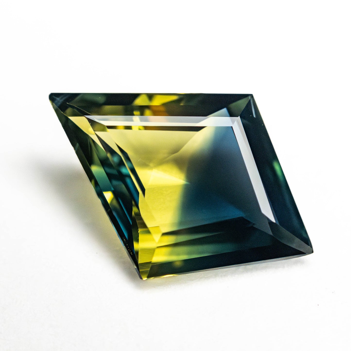 2.68ct 13.52x9.65x3.58mm カイトステップカットサファイア 25064-01