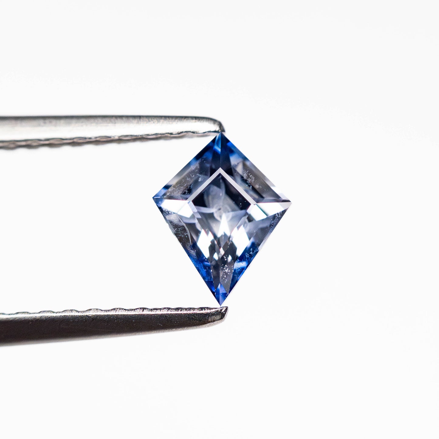 0.53ct 6.30x5.00x3.18mm カイトステップカットサファイア 25171-04