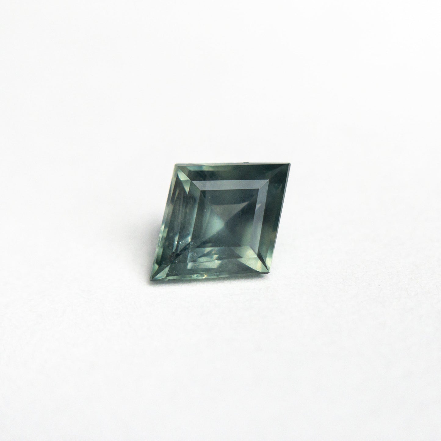 0.75ct 7.52x5.89x3.35mm ロゼンジステップカットサファイア 25175-16