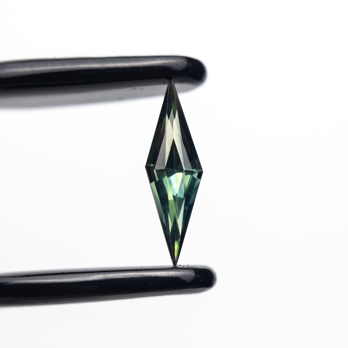 0.33ct 10.06x3.06x2.24mm ロゼンジステップカットサファイア 25196-10