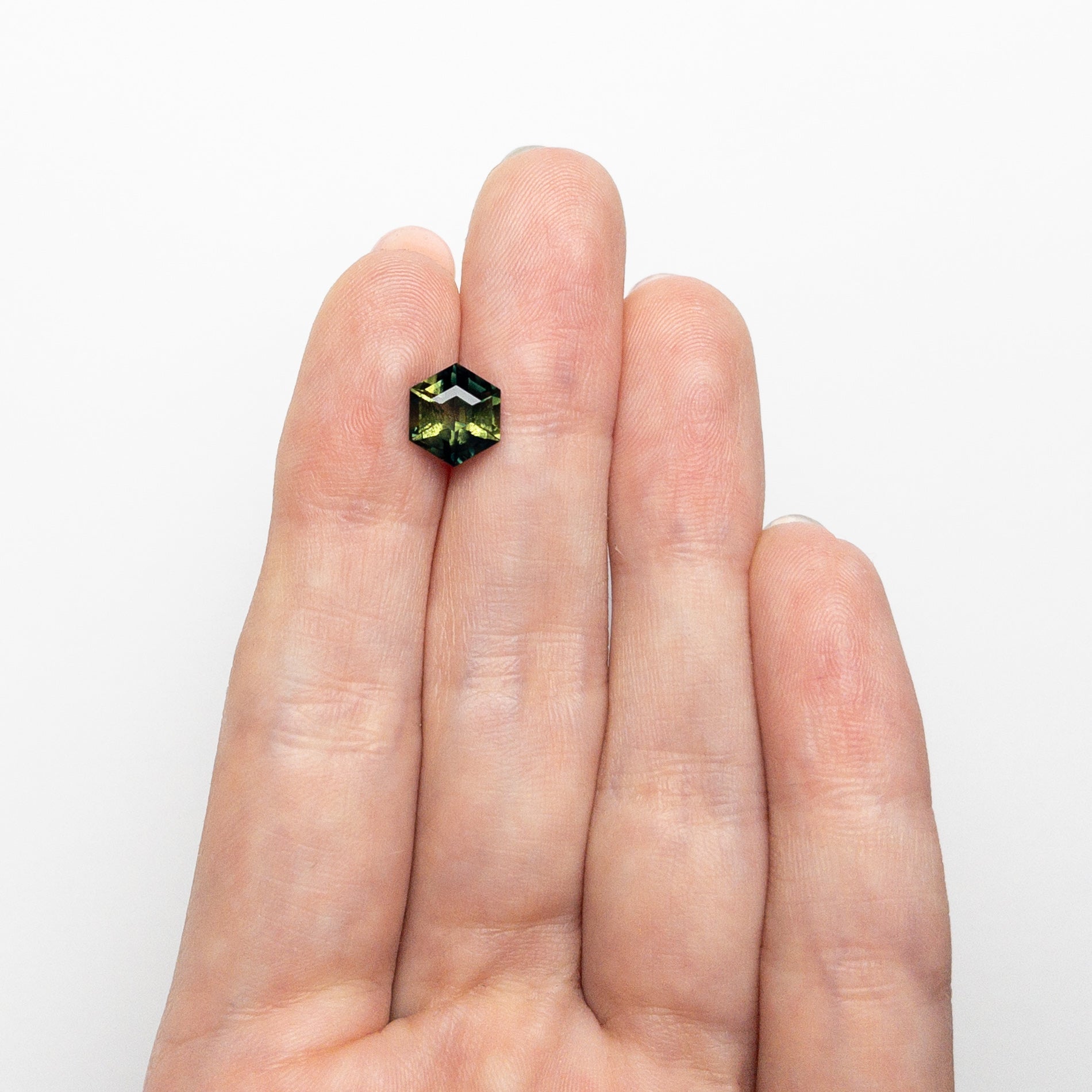 2.36カラット 8.54x7.38x4.95mm ヘキサゴンステップカットサファイア 25385-01