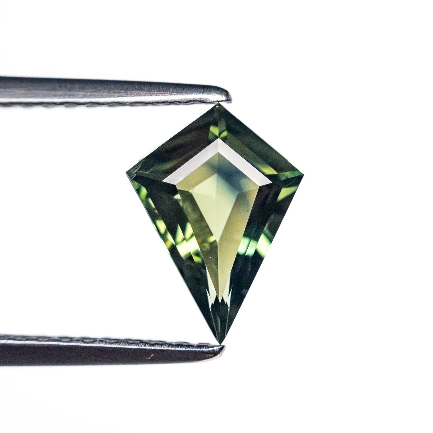 1.11カラット 9.13x6.78x3.24mm カイトステップカットサファイア 25386-06