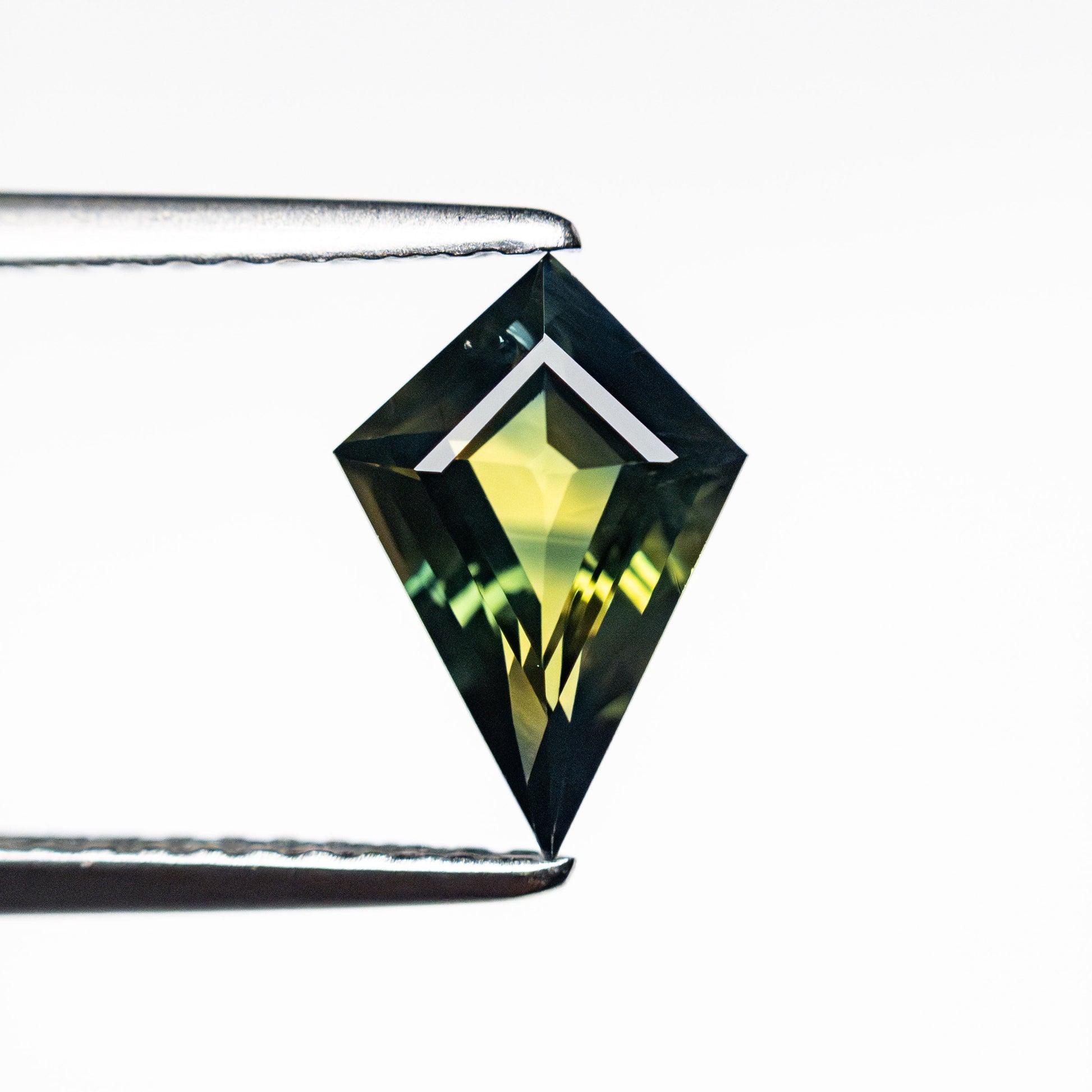 0.95カラット 9.25x6.33x3.11mm カイトステップカット サファイア 25386-08