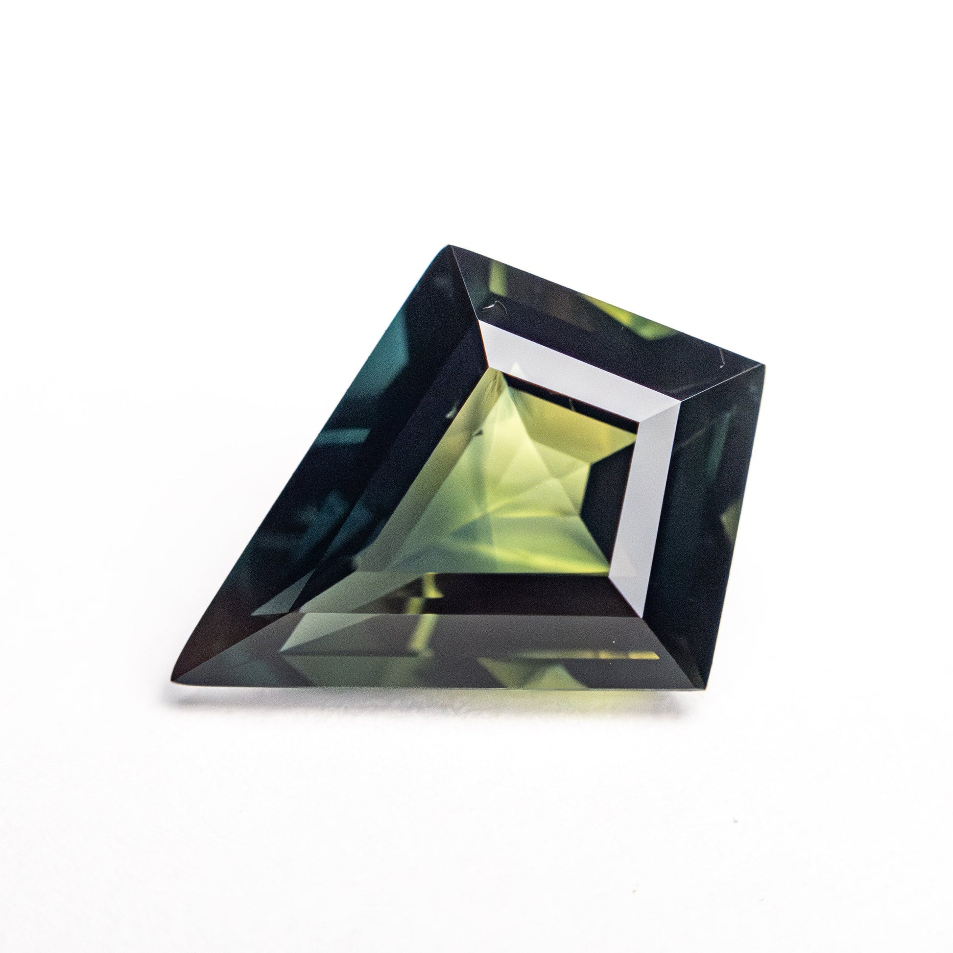 2.39ct 11.86x9.14x4.28mm カイトステップカットサファイア 25769-01