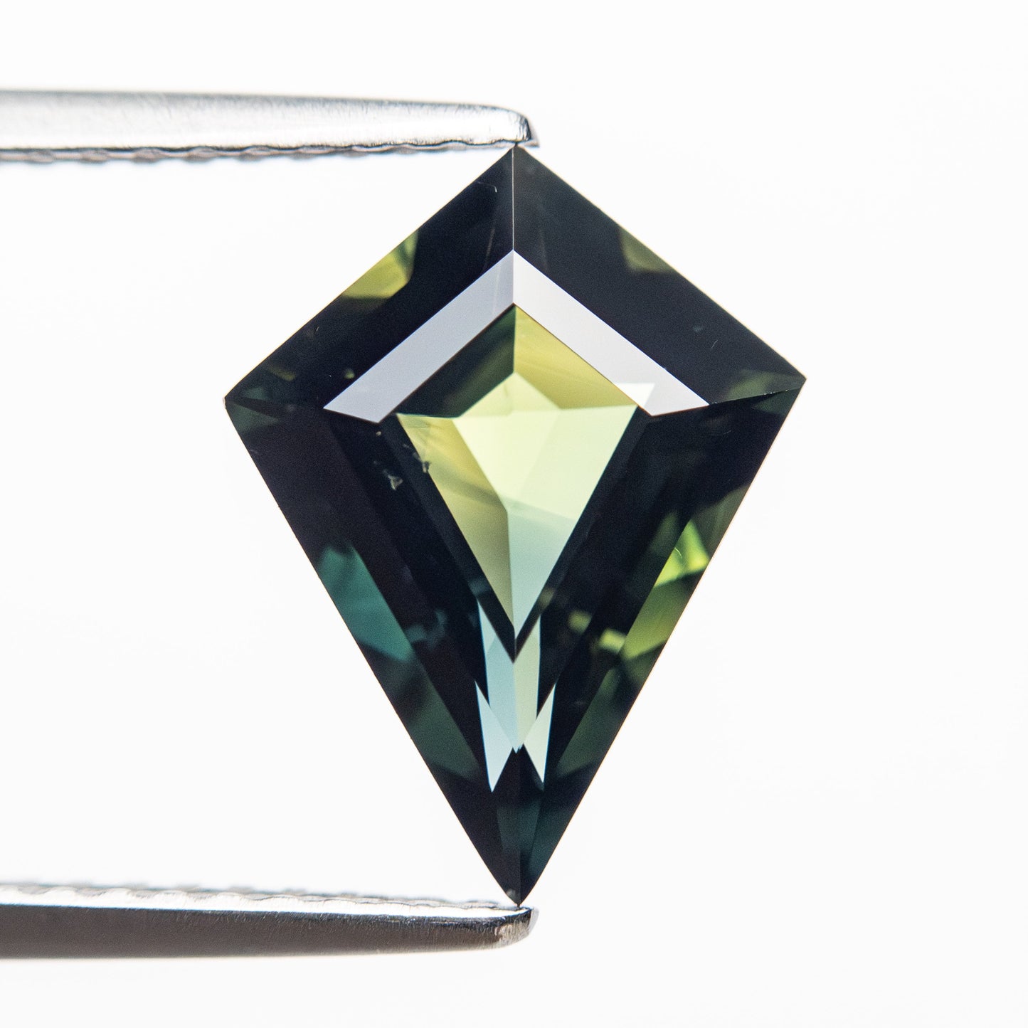 2.39ct 11.86x9.14x4.28mm カイトステップカットサファイア 25769-01