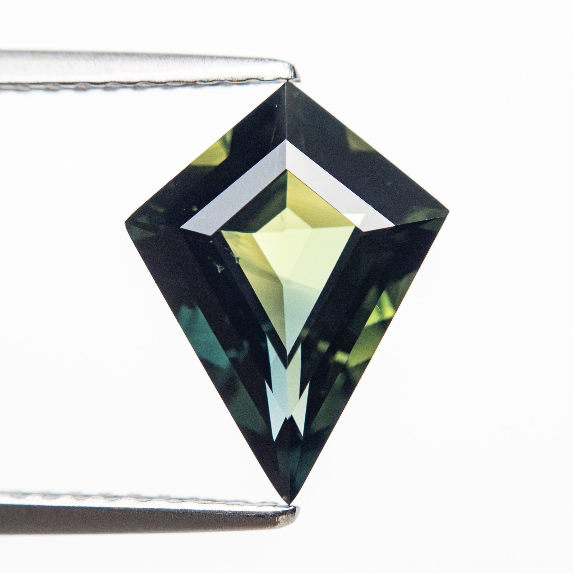 2.39ct 11.86x9.14x4.28mm カイトステップカットサファイア 25769-01