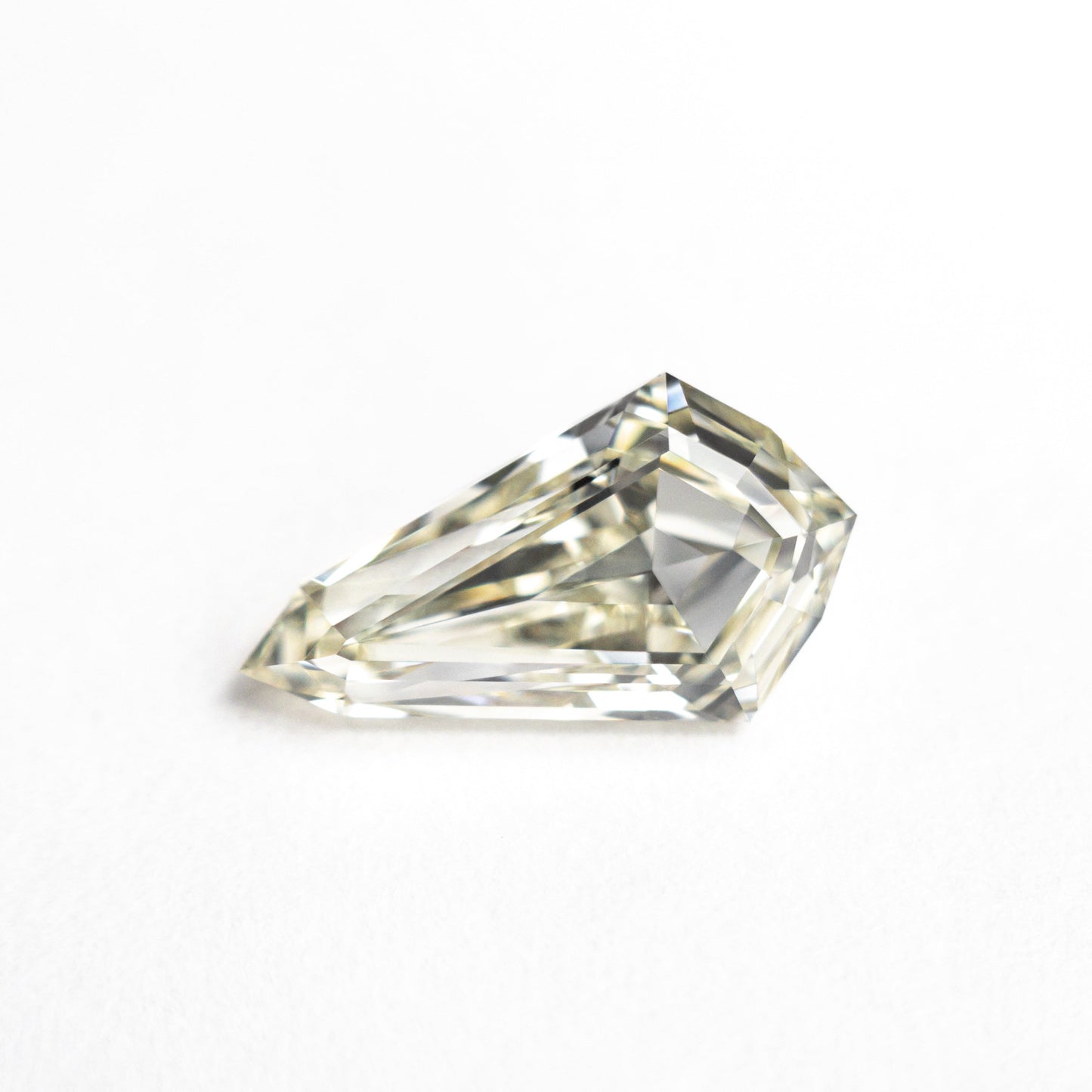 1.51ct 10.90x6.18x3.57mm VVS1 MN シールド ステップカット 25958-02