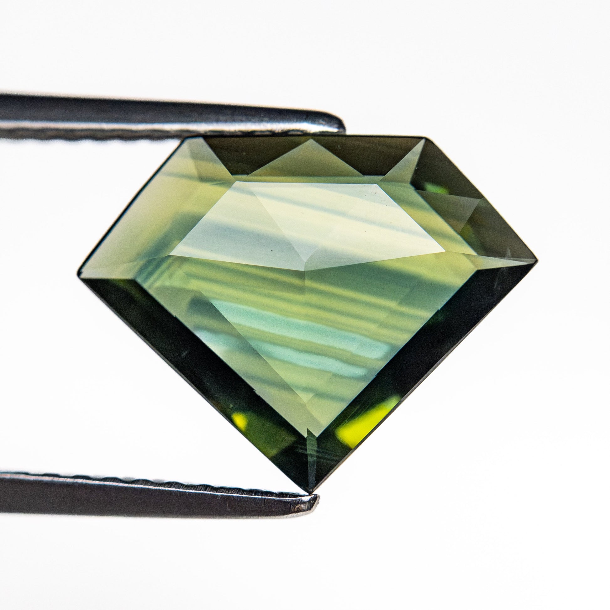 2.10カラット 12.59x9.78x2.18mm シールド ローズカット サファイア 26327-16