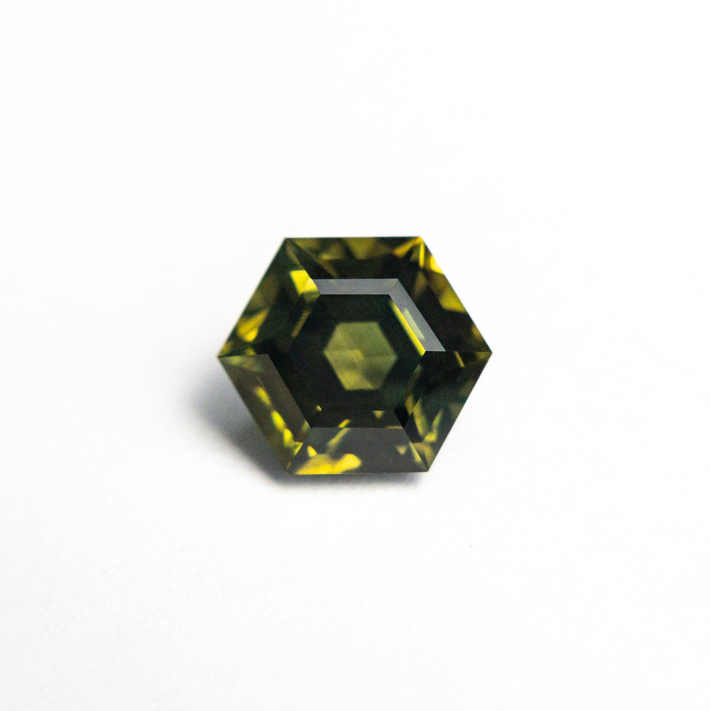 1.80カラット 7.73x6.67x4.60mm ヘキサゴンステップカットサファイア 26334-01