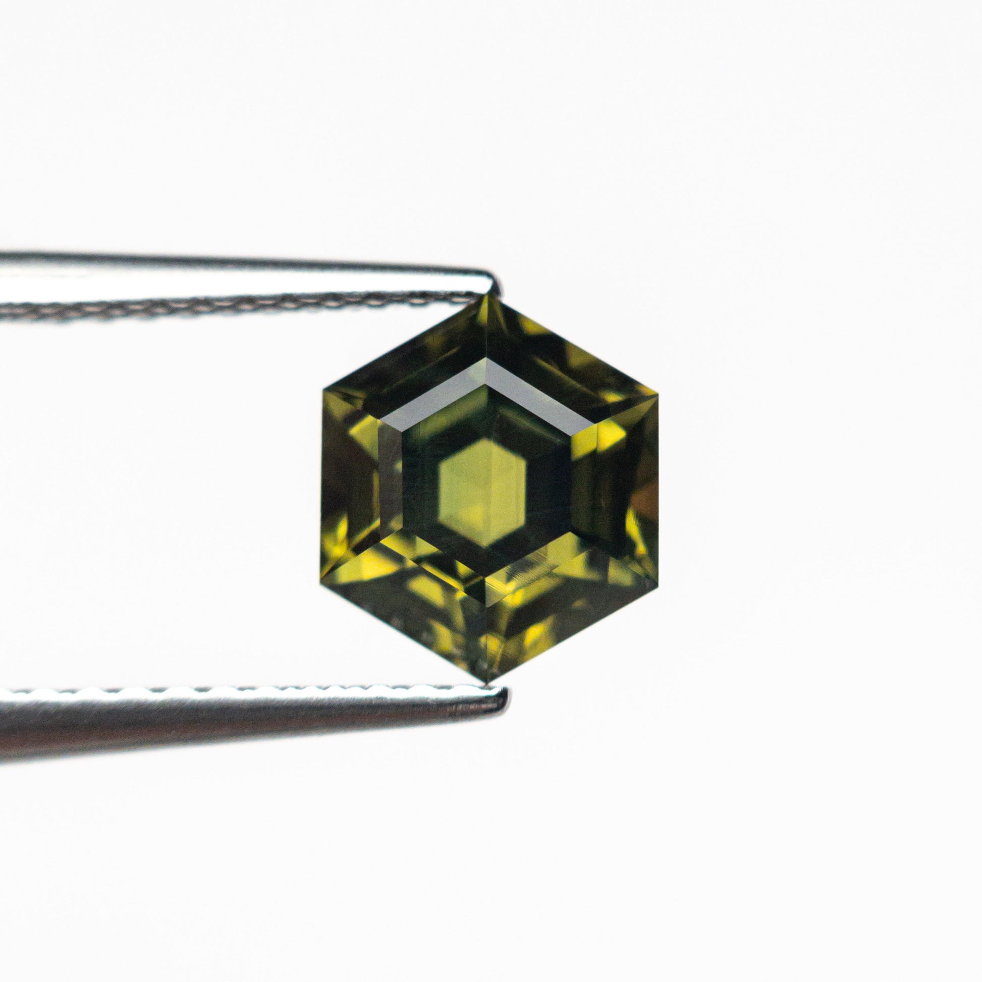 1.80カラット 7.73x6.67x4.60mm ヘキサゴンステップカットサファイア 26334-01