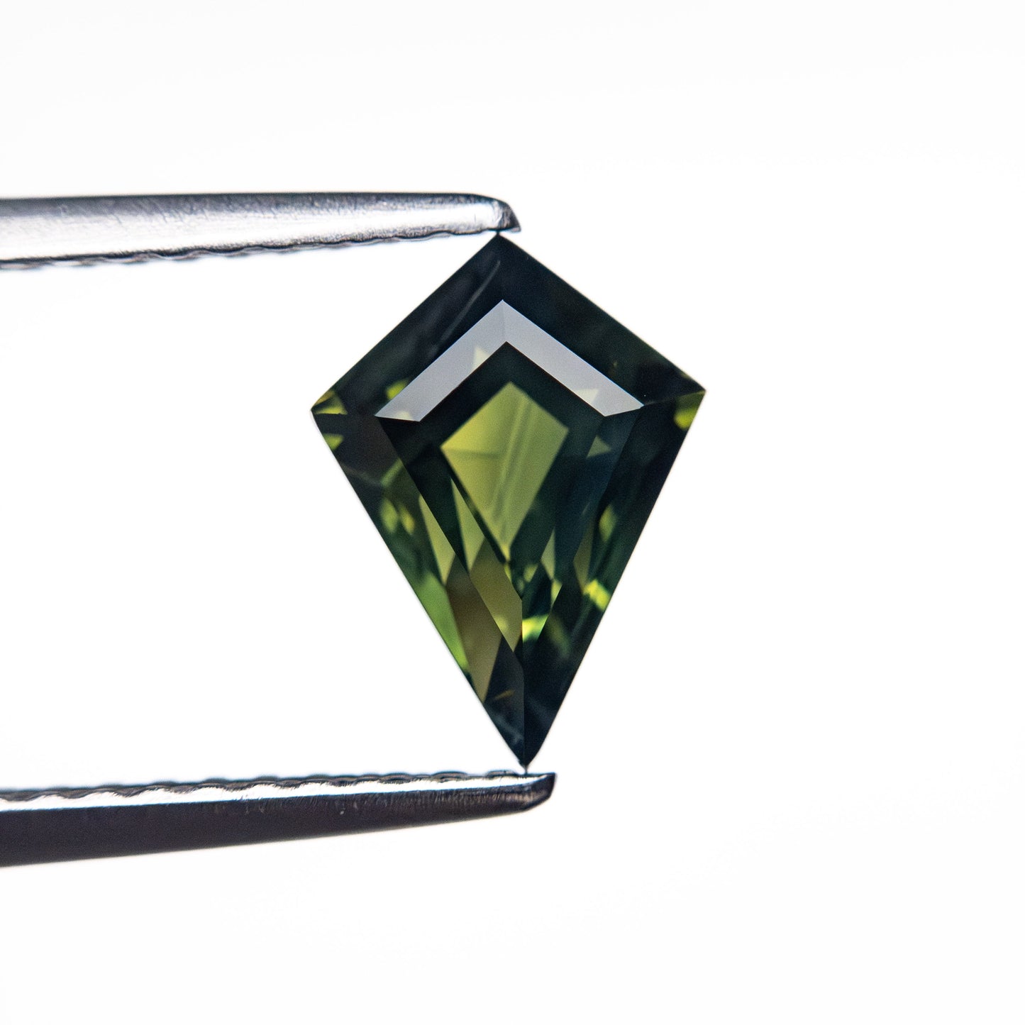 1.39カラット 8.76x6.49x4.41mm カイトステップカットサファイア 26340-02