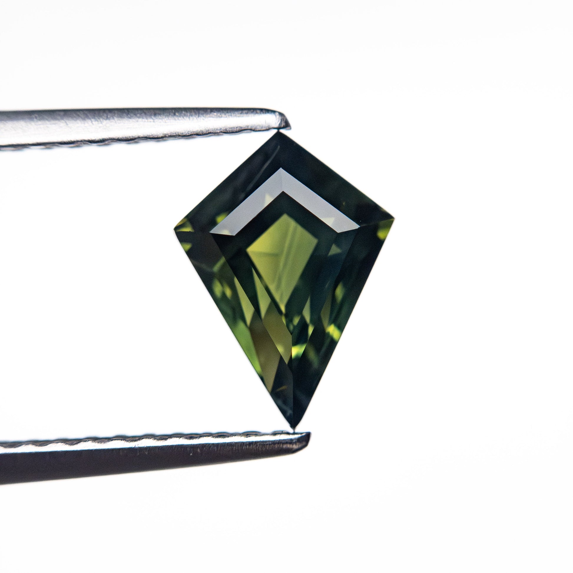 1.39カラット 8.76x6.49x4.41mm カイトステップカットサファイア 26340-02