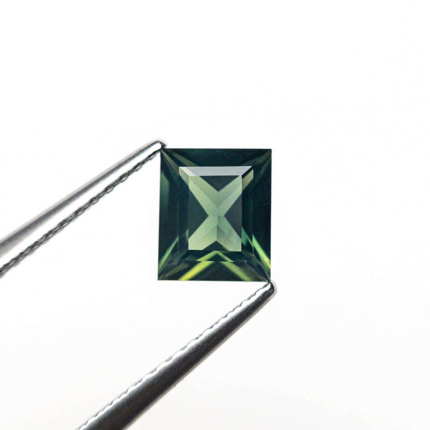 0.96カラット 6.15x5.21x3.17mm レクタングルステップカットサファイア 26495-01