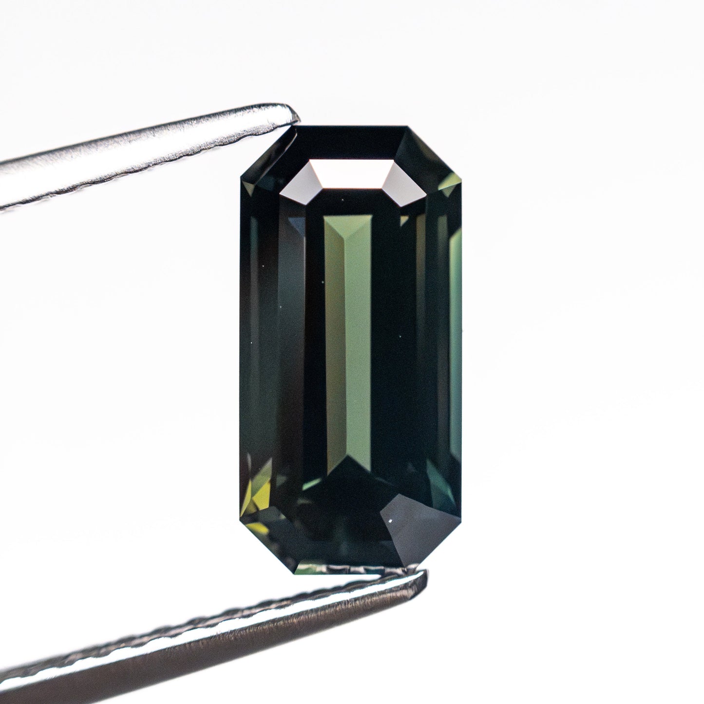 2.55カラット 10.47x5.21x4.34mm コーナーカット レクタングル ステップカット サファイア 26507-01