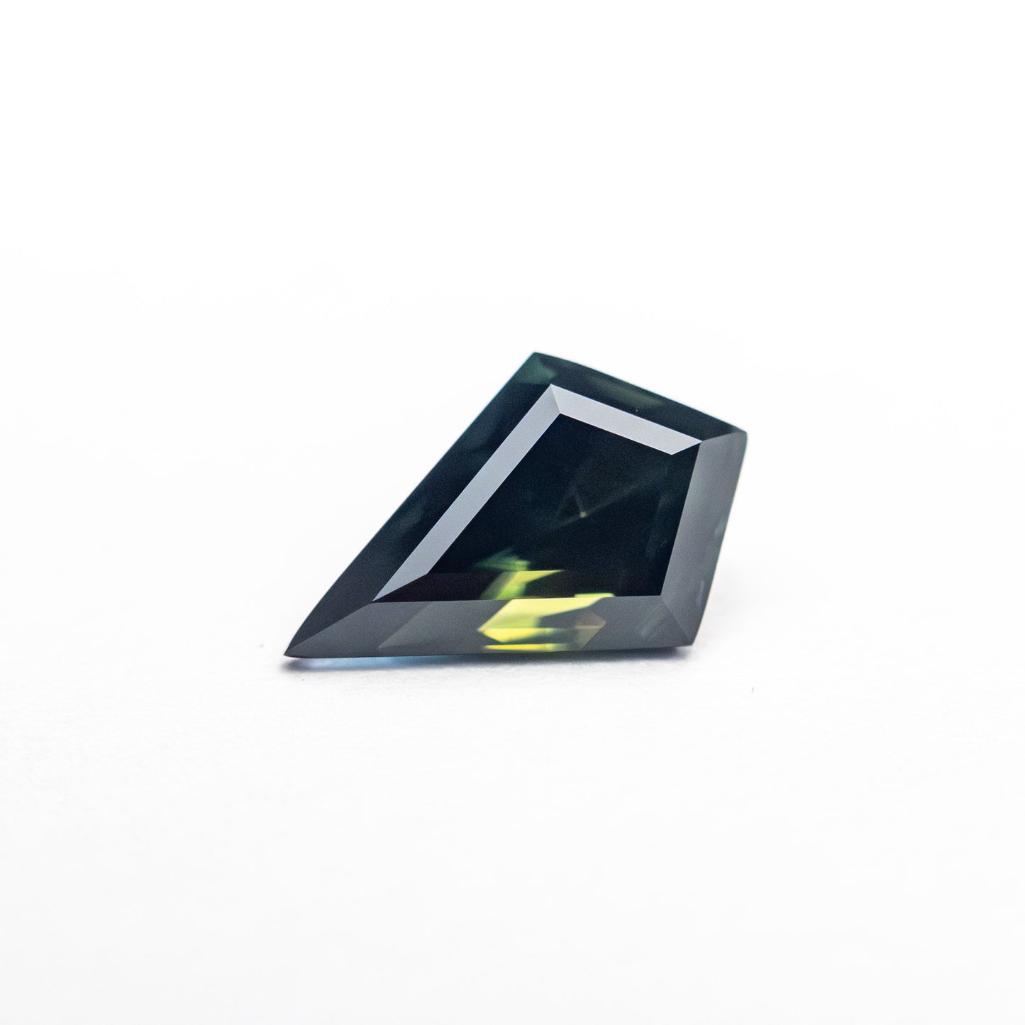 0.91カラット 8.39x5.40x3.77mm カイトステップカットサファイア 26516-05