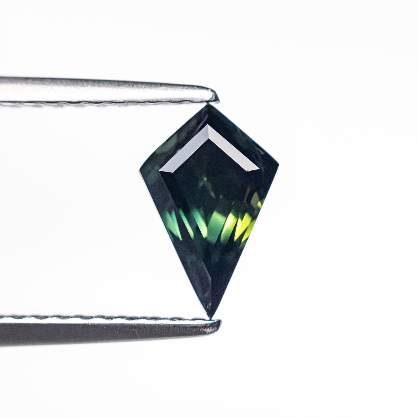0.91カラット 8.39x5.40x3.77mm カイトステップカットサファイア 26516-05