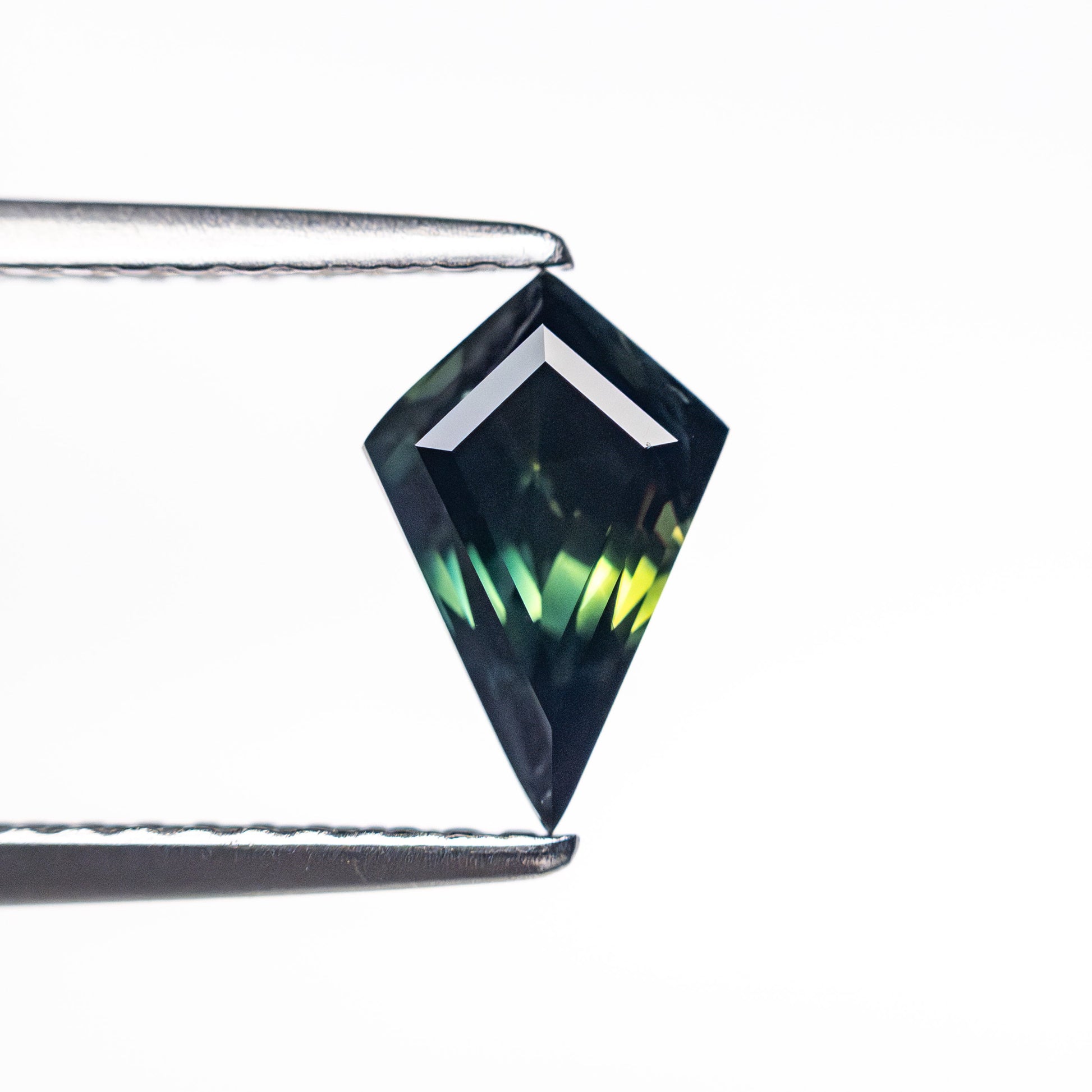 0.91カラット 8.39x5.40x3.77mm カイトステップカットサファイア 26516-05