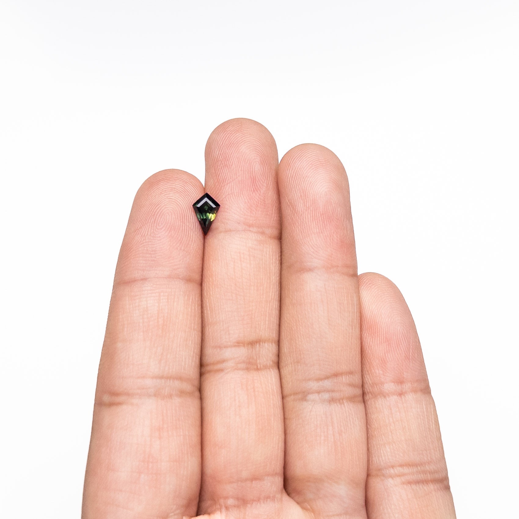 0.91カラット 8.39x5.40x3.77mm カイトステップカットサファイア 26516-05
