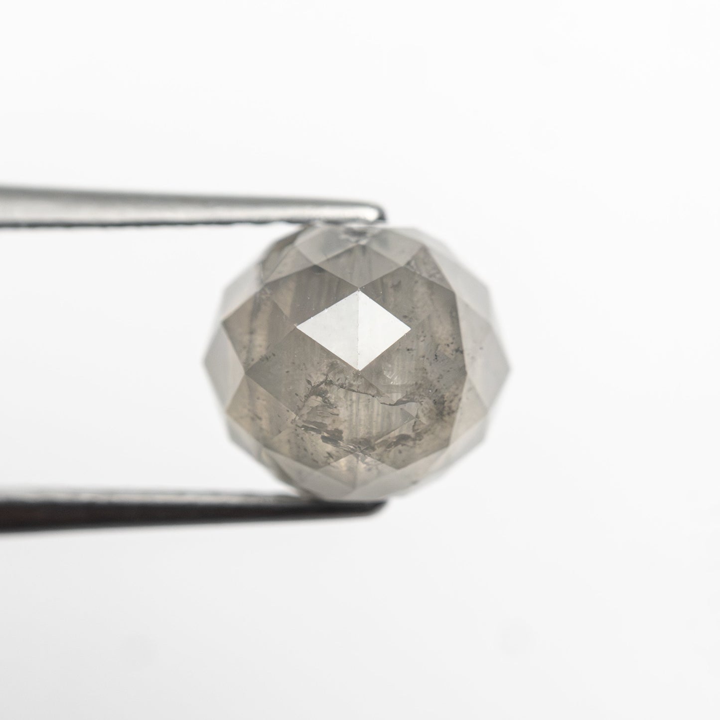 2.92カラット 6.68x6.90x6.90mm ファセットビーズ 26554-03