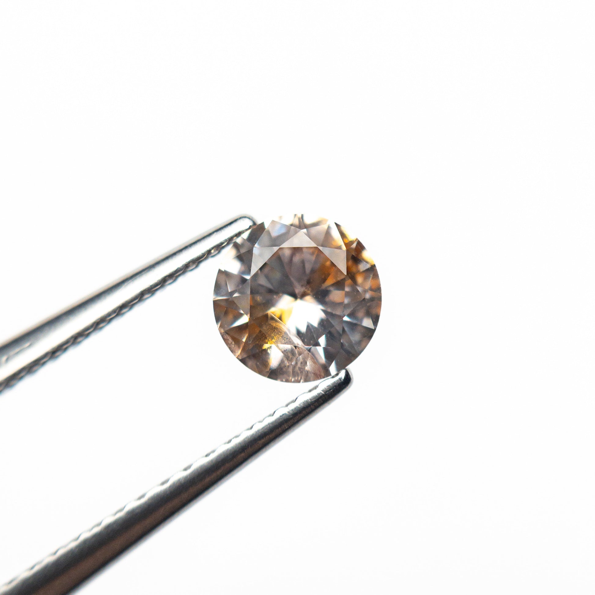 0.67カラット 5.41x5.34x3.15mm ラウンドブリリアントサファイア 26556-02