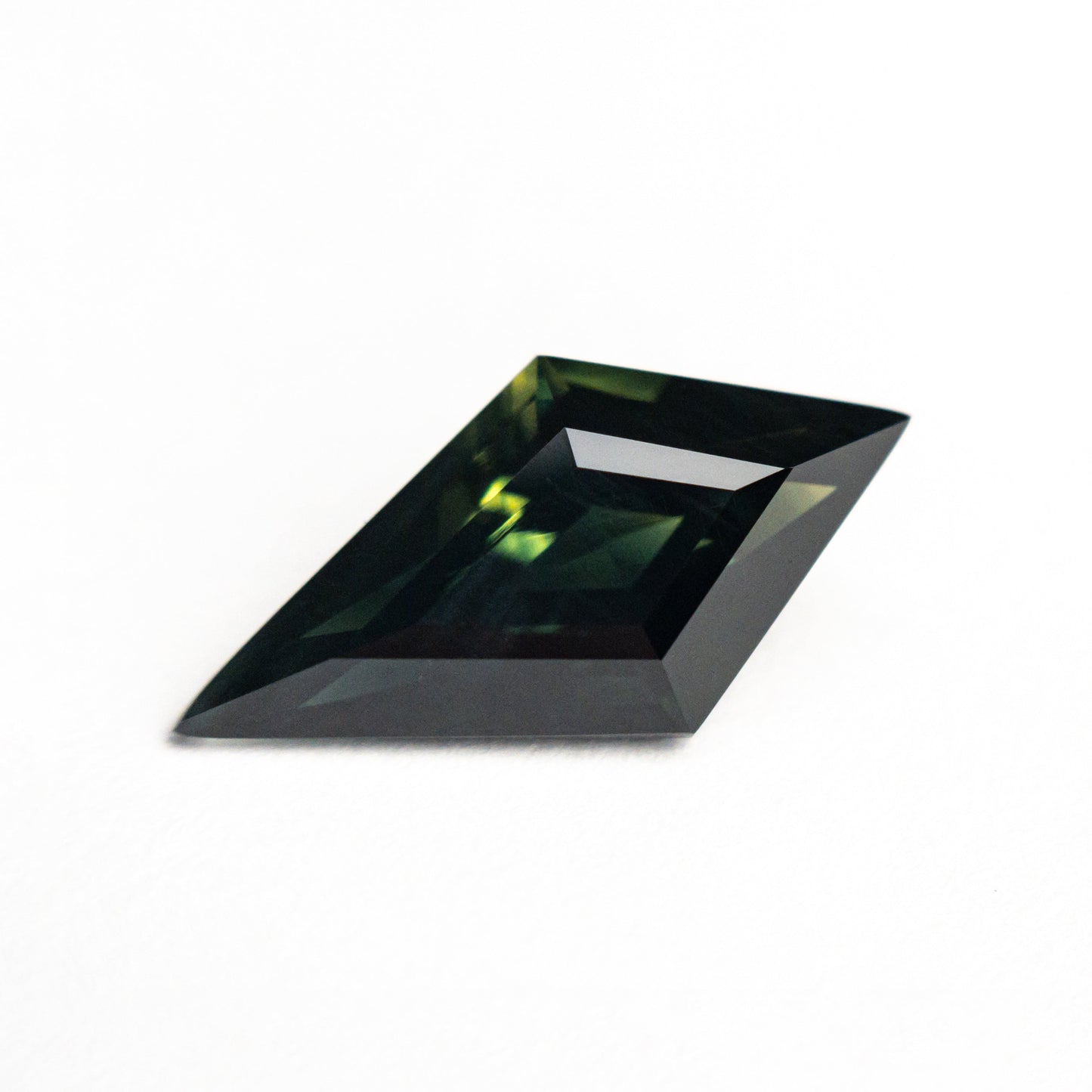 2.33カラット 14.05x7.16x4.62mm カイトステップカットサファイア 26635-02