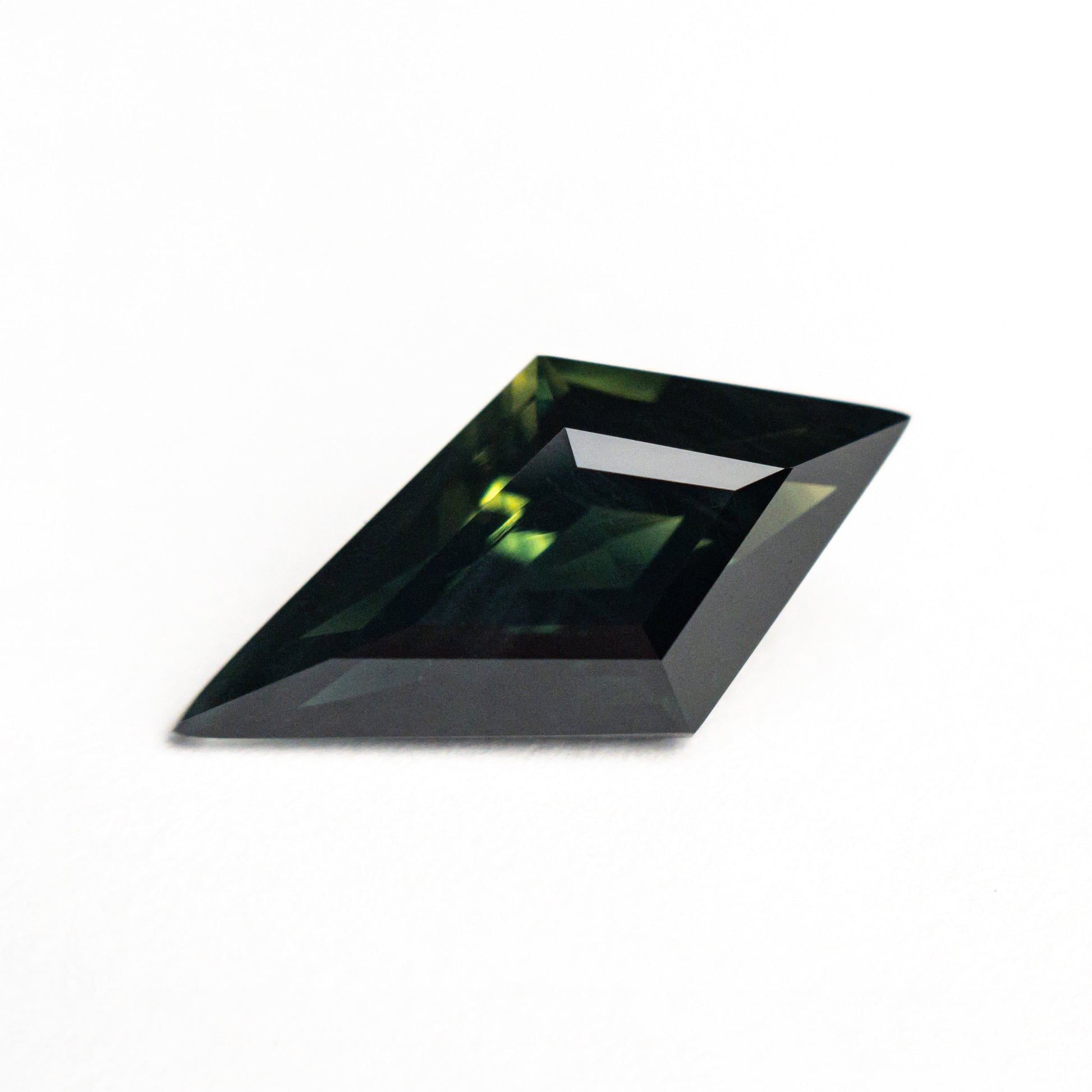 2.33カラット 14.05x7.16x4.62mm カイトステップカットサファイア 26635-02