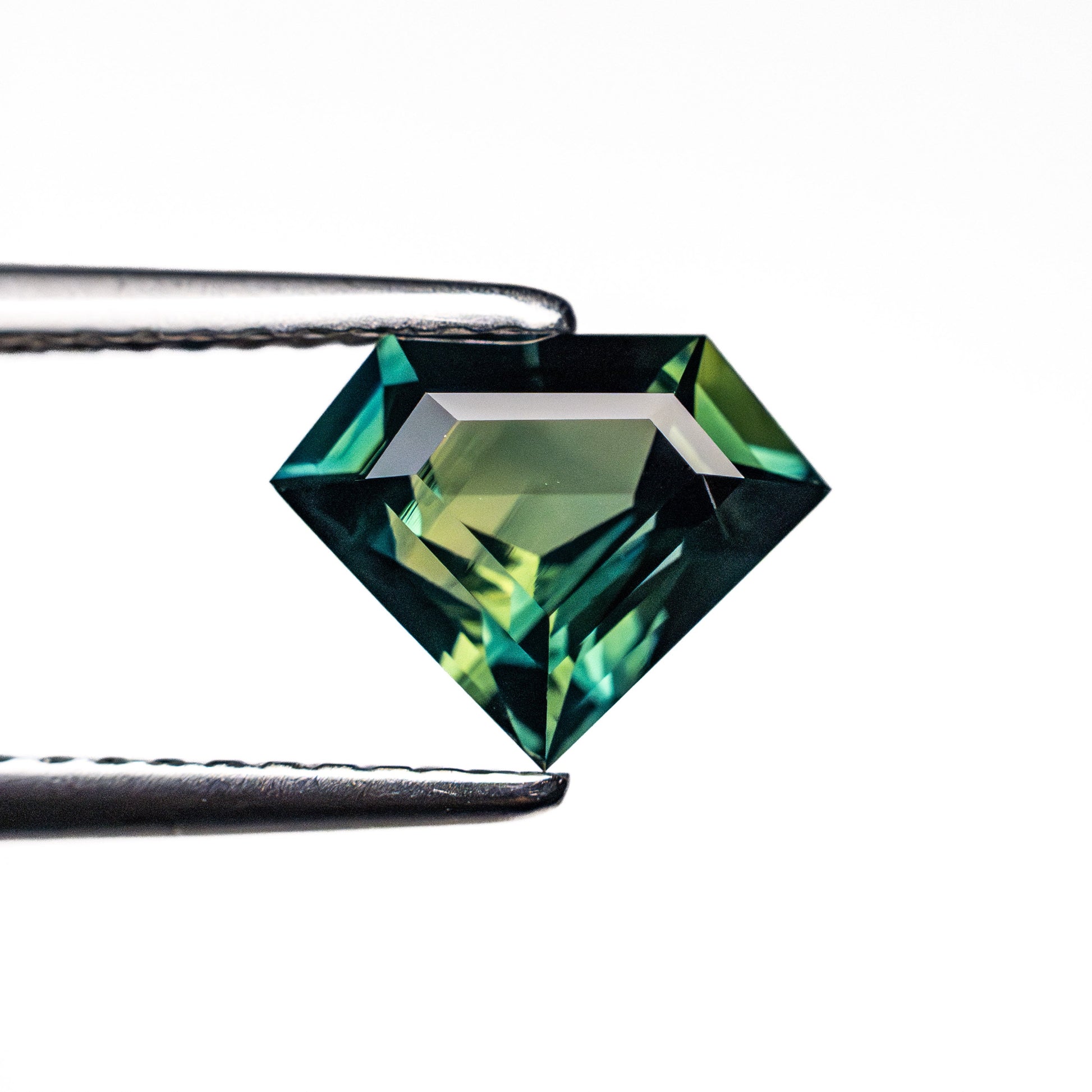 1.30カラット 6.72x8.55x3.80mm シールドステップカットサファイア 26724-01