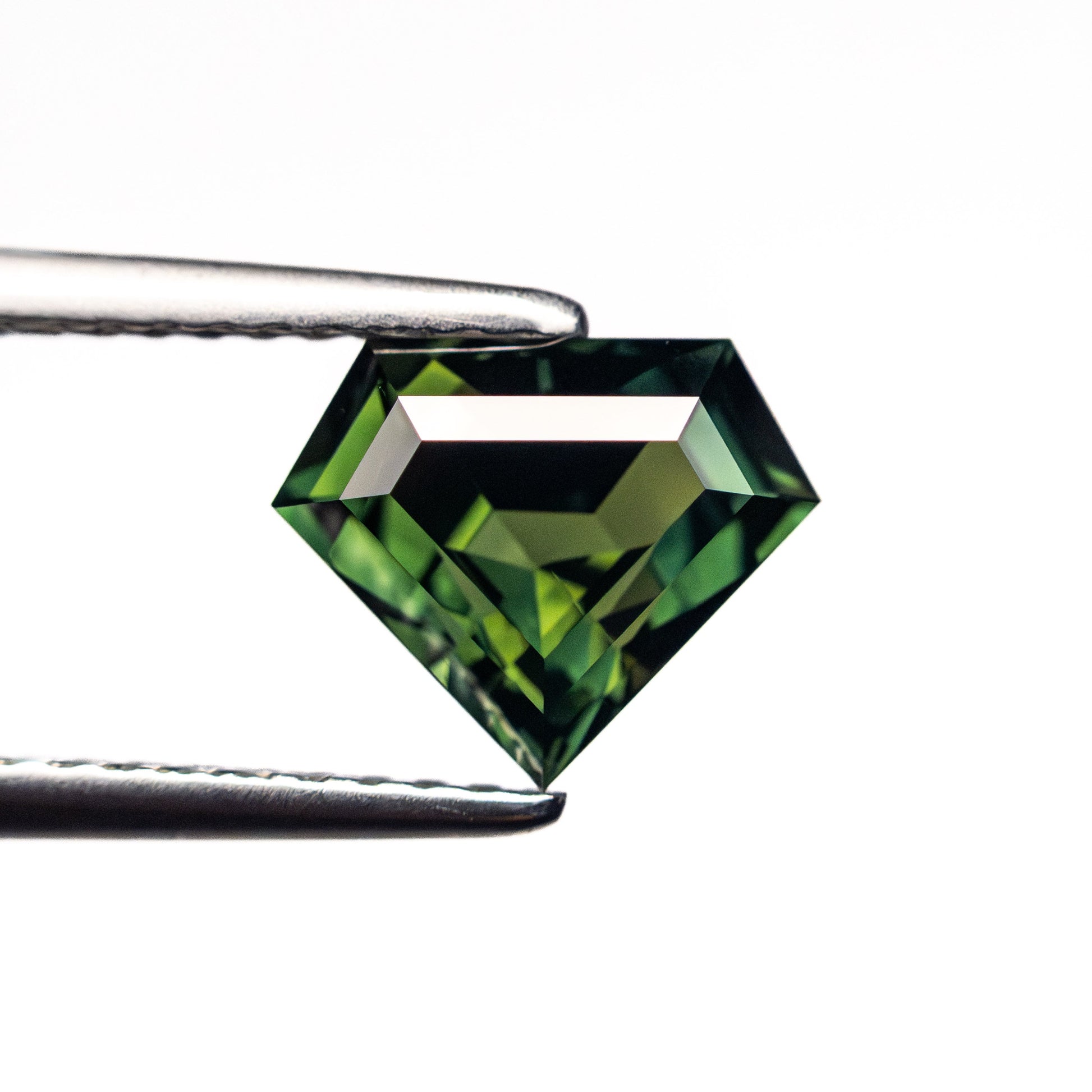 1.85カラット 7.01x8.56x4.88mm シールドステップカットサファイア 26725-01